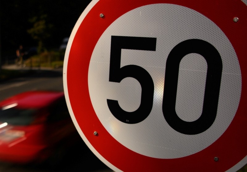 Опять двадцать пять: кто и зачем лоббирует снижение нештрафуемого порога скорости