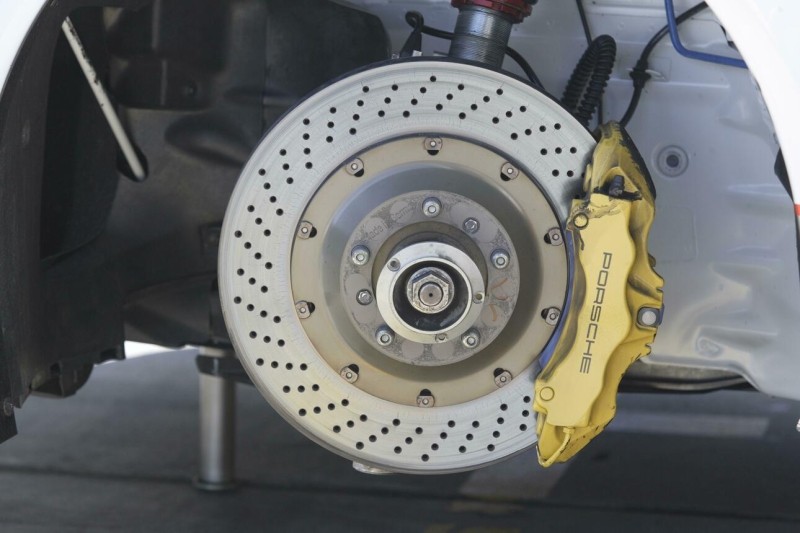 Тормозная пыль: откуда берется, чем опасна и как от нее избавиться