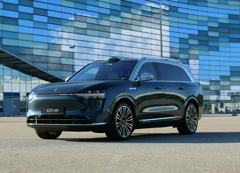 Кроссовер Seres M9, который скоро приедет в РФ, утвердился в топе продаж в КНР
