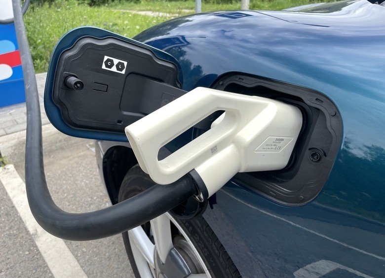 Налог для владельцев «электричек» отменили, а платные парковки и дороги — нет