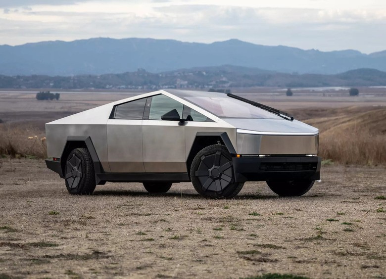 У десятков тысяч Tesla Cybertruck нашли опасный сбой