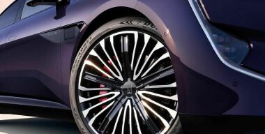 Букет невесты: «матримониальный» тест-драйв седана Hongqi H9