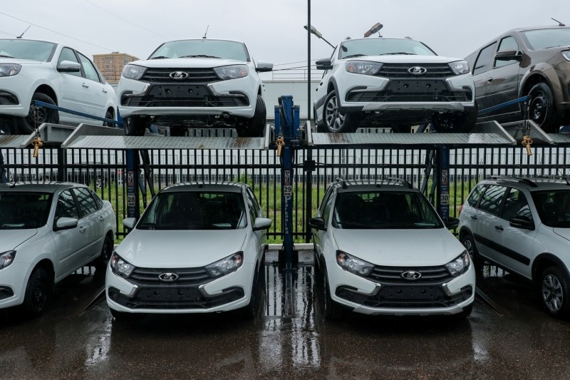 Парадокс: утильсбор и учетная ставка могут привести к дефициту новых авто в РФ,