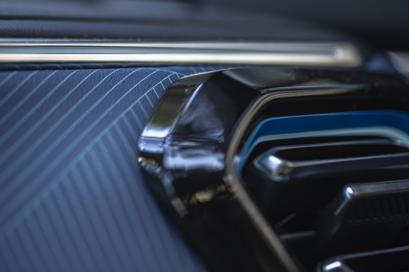 Китайская ярмарка: сколько стоит установить атмосферную подсветку в салоне авто Китайская ярмарка: сколько стоит установить атмосферную подсветку в салоне авто