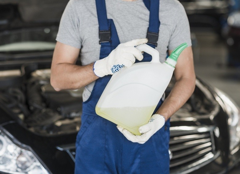 Странный запах, сомнительный цвет: как самому проверить качество моторного масла