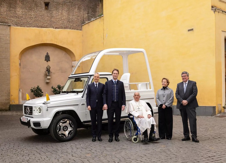 Для Папы Римского построили спецверсию электрического «Гелендвагена»