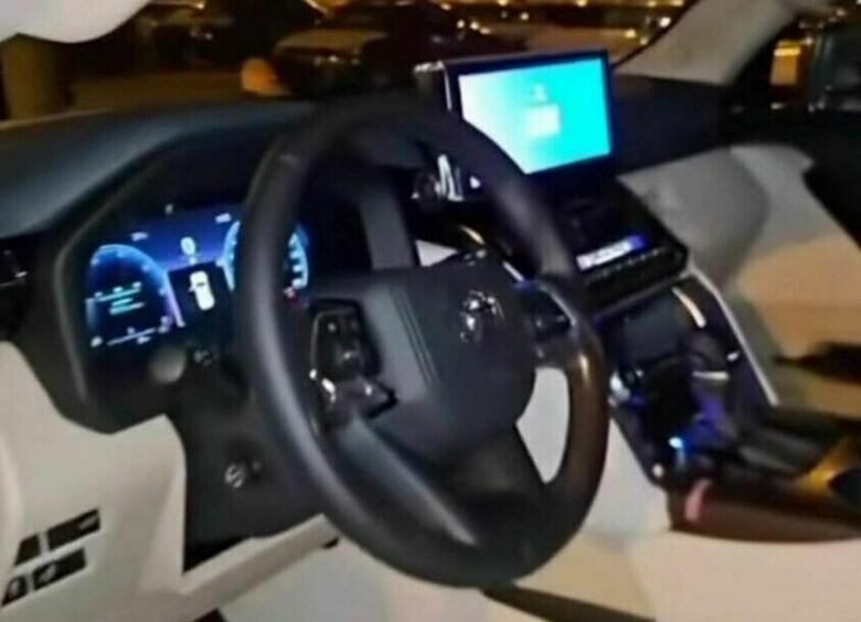 Фото салона обновленного Toyota Land Cruiser 300 слили в Сеть