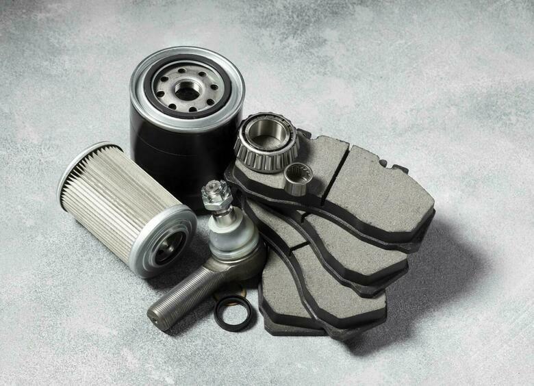 Стало известно, для каких машин в России подешевели запчасти