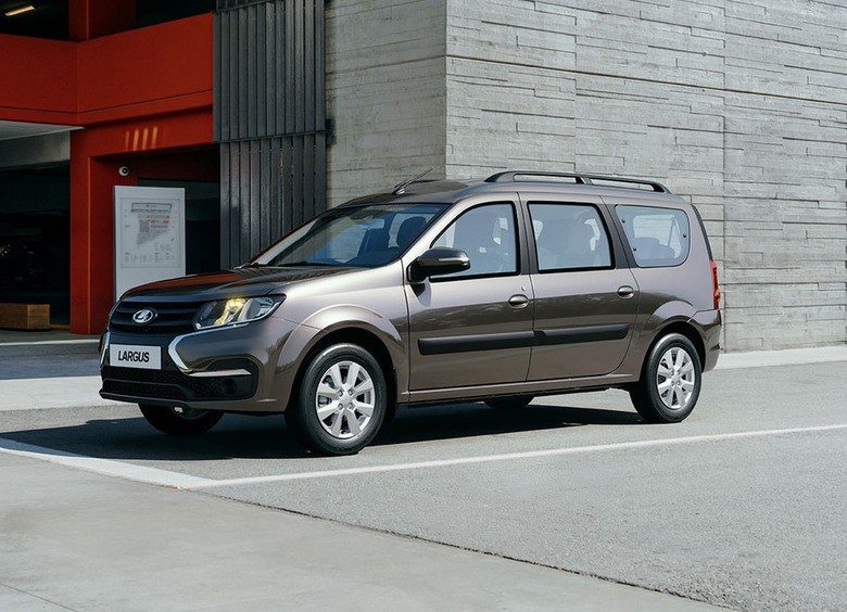 Семиместные LADA Largus и Largus Cross вернулись на конвейер