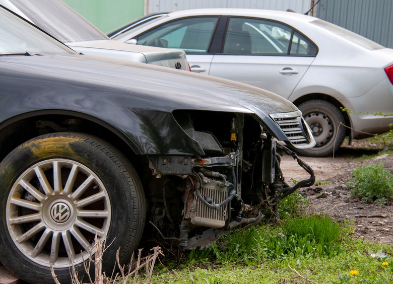 Разбил фару: что делать, чтобы максимально сэкономить на замене