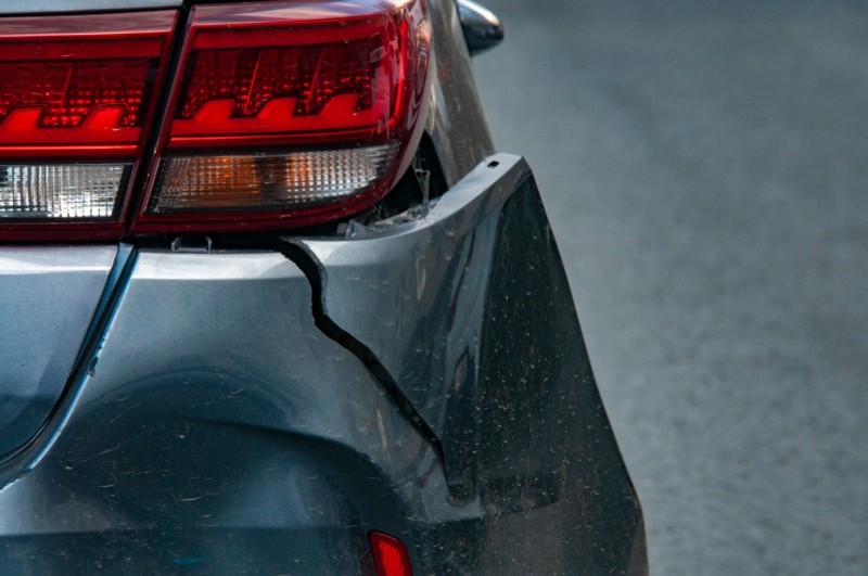 Разбил фару: что делать, чтобы максимально сэкономить на замене