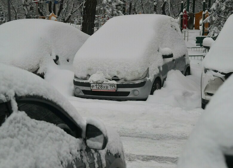 Эксперт объяснил, как правильно выезжать с&nbsp;заснеженной парковки