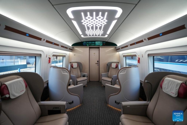 В Китае появился пассажирский поезд, способный развивать 450 километров в час — посмотрите, как он выглядит внутри
