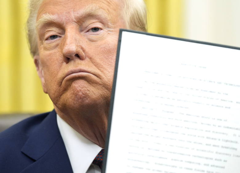 Наигрались: Трамп отменяет электромобили