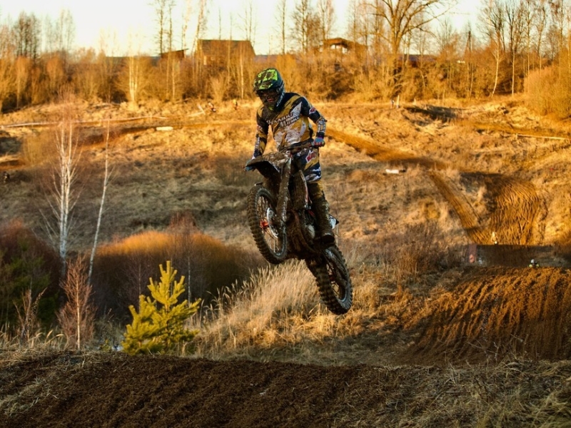 Замес в Васильевском: мастера мотокросса и супер-эндуро начали сезон Замес в Васильевском: мастера мотокросса и супер-эндуро начали сезон