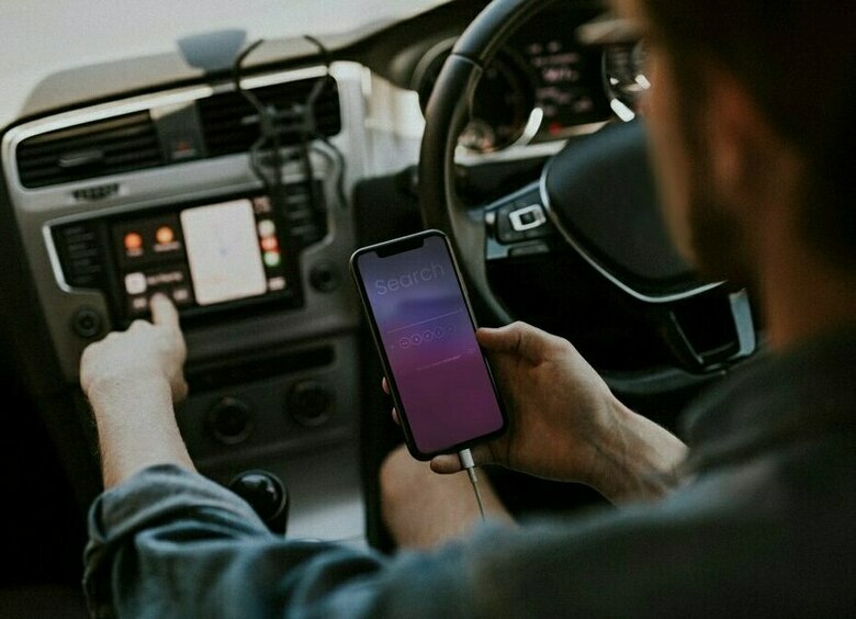 Минтранс отказался от идеи запрета гаджетов за рулем с 1 марта