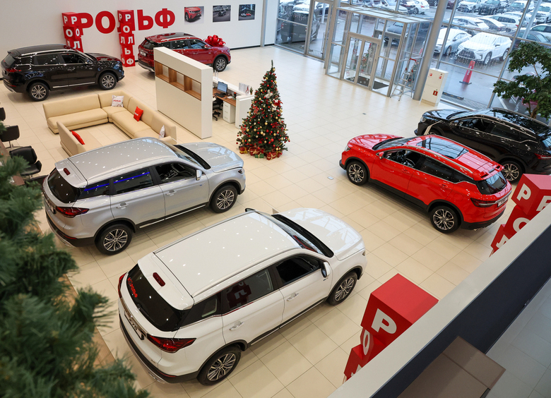 Дилеры рассказали, сколько новых машин на складах и стоит ли ждать скидок