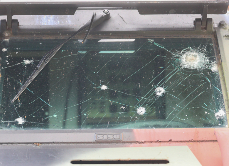 «Броник» для «Жигуля»: стоит ли оклеивать лобовое стекло авто спецпленкой «Броник» для «Жигуля»: стоит ли оклеивать лобовое стекло авто спецпленкой