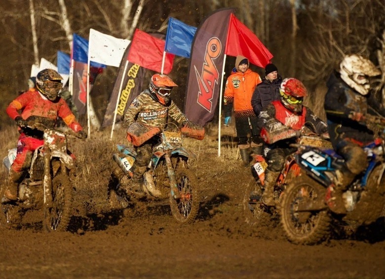 Замес в Васильевском: мастера мотокросса и супер-эндуро начали сезон Замес в Васильевском: мастера мотокросса и супер-эндуро начали сезон