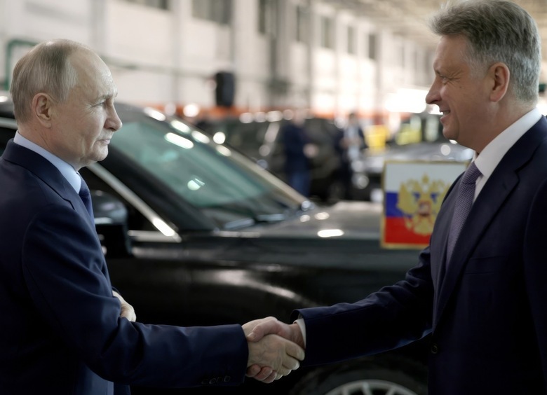 Не царское дело: почему российские чиновники не хотят пересаживаться на LADA