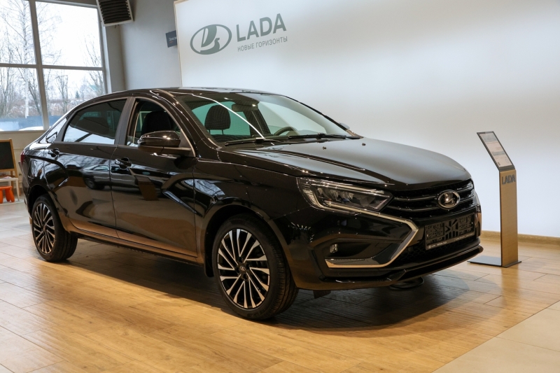 Не царское дело: почему российские чиновники не хотят пересаживаться на LADA