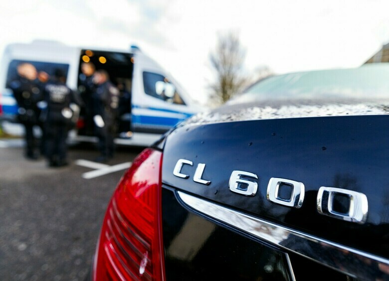 Что ж ты, фраер, сдал назад: Mercedes получил удар, от которого вряд ли оправится