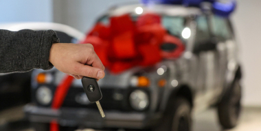 Не царское дело: почему российские чиновники не хотят пересаживаться на LADA