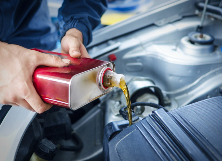 Эксперт рассказал, по каким параметрам нужно выбирать моторное масло