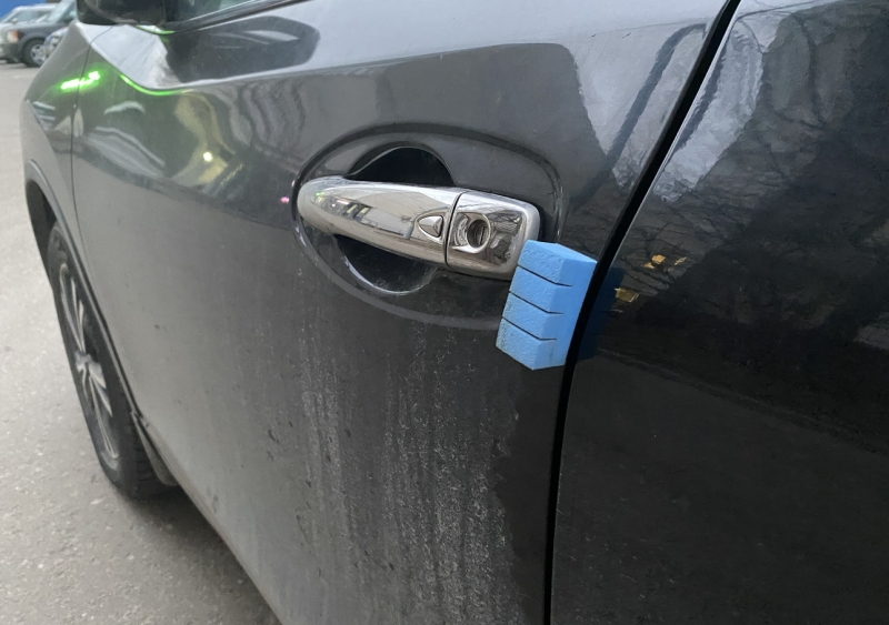 К черту эстетику: зачем опытные водители клеят поролон на двери своих машин