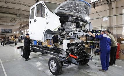 Иномарки под запретом. Трамп загоняет автопром назад в США, в России — обратные процессы