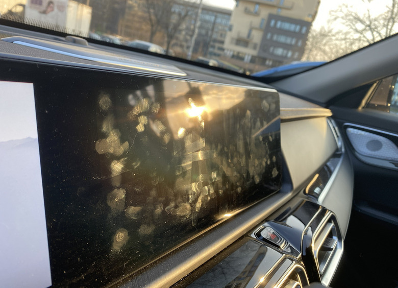 Могли бы и намекнуть: как избежать жирных отпечатков на сенсорном экране авто