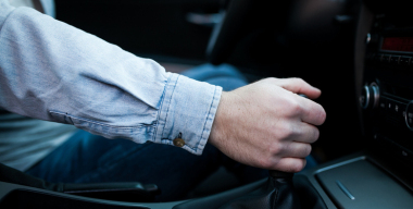 Только первая: почему не принято оставлять припаркованное авто на других передачах