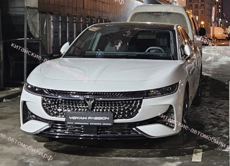 В России впервые заметили гибридный седан Voyah Passion EVR