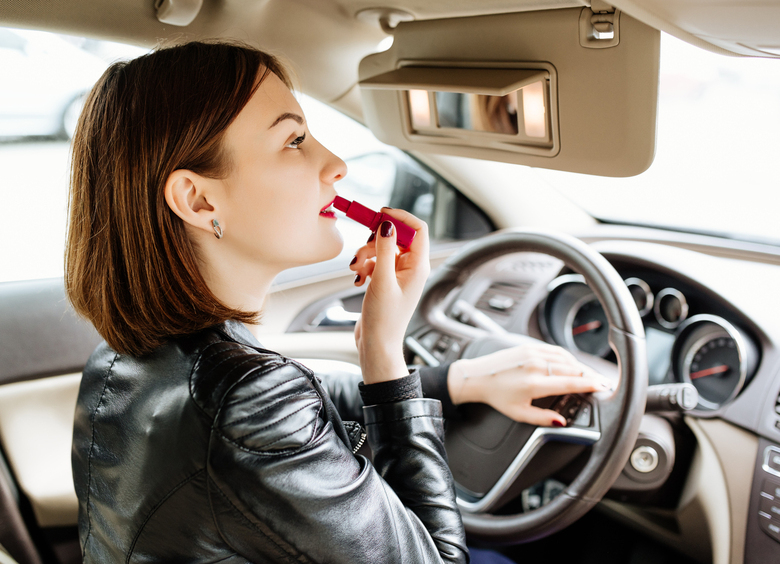 В России женщины тратят на ремонт автомобилей больше мужчин