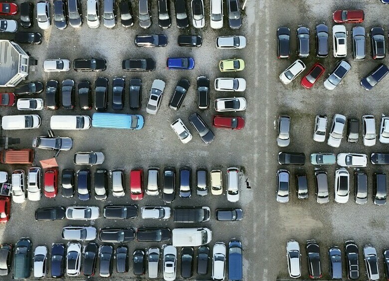 Чудеса на виражах: почему на фоне резкого падения автопродаж воспряли дилеры Чудеса на виражах: почему на фоне резкого падения автопродаж воспряли дилеры