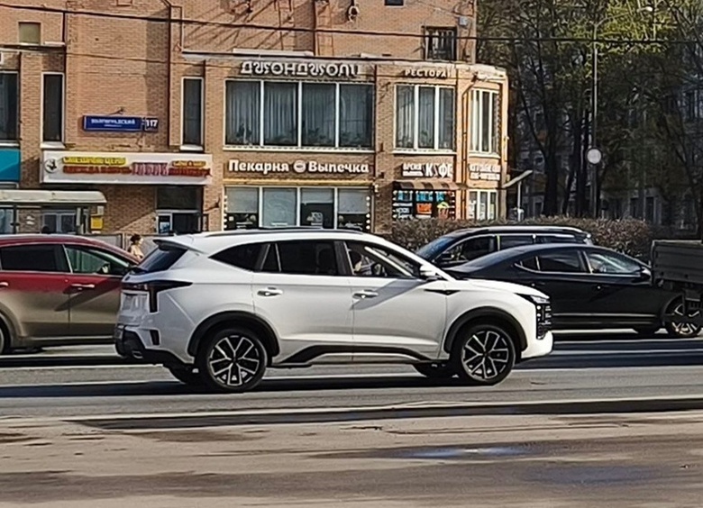 Флагманский кроссовер «Москвич 8» заметили во время тестов в столице