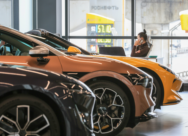 Расходы россиян на новые автомобили снизились в два раза Расходы россиян на новые автомобили снизились в два раза