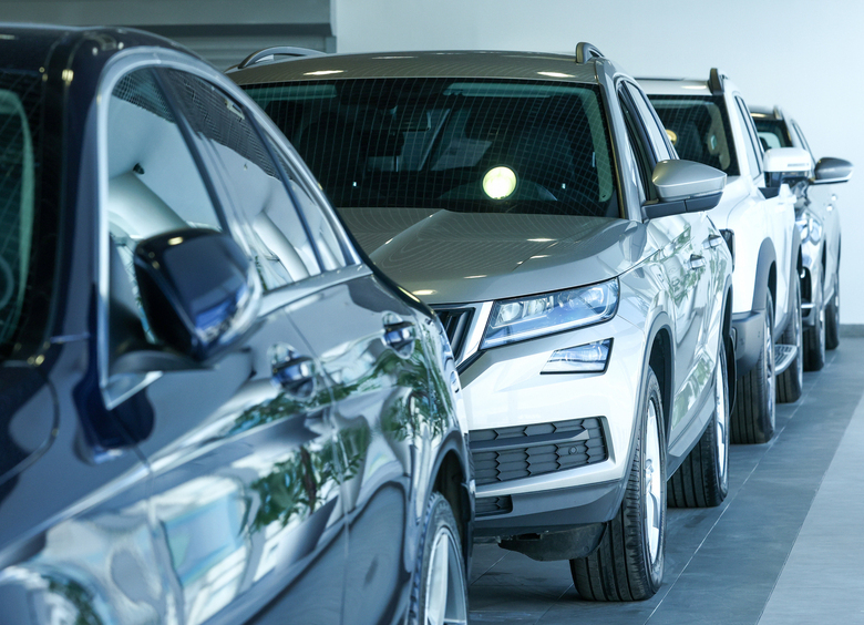 В России в 2 раза сократились запасы прошлогодних машин