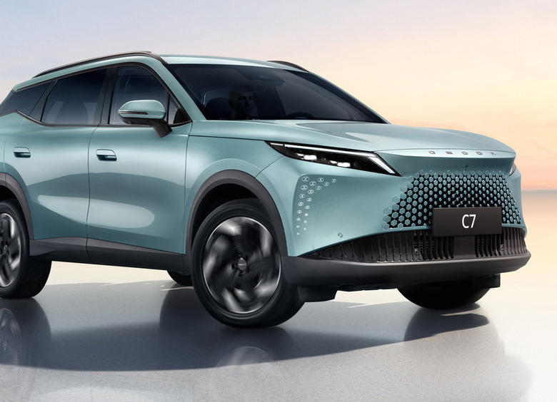 Названы российские цены и дата премьеры новейшего кроссовера Omoda C7